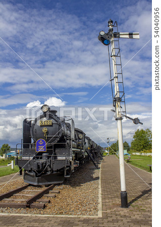 Steam locomotive and traffic light of Nayoro Park 54040956
