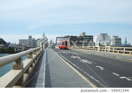 Matsue Ohashi和Ohashi河沿岸的城市景觀...島根縣松江市天氣:晴朗 Matsue Ohashi和Ohashi河沿岸的城市景觀...島根縣松江市天氣:晴朗 54041394