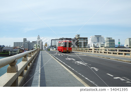 Matsue Ohashi和Ohashi河沿岸的城市景觀...島根縣松江市天氣:晴朗 Matsue Ohashi和Ohashi河沿岸的城市景觀...島根縣松江市天氣:晴朗 54041395