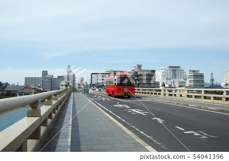 Matsue Ohashi和Ohashi河沿岸的城市景觀...島根縣松江市天氣:晴朗 Matsue Ohashi和Ohashi河沿岸的城市景觀...島根縣松江市天氣:晴朗 54041396