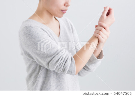 Woman with a painful wrist 54047505