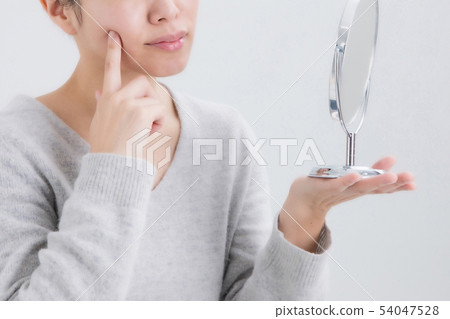 Woman who suffers from skin Woman who suffers from skin 54047528