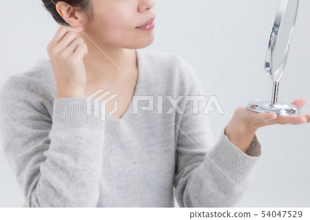觸摸耳朵的女人 觸摸耳朵的女人 54047529