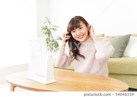 照顧頭髮的少婦 照顧頭髮的少婦 54048339