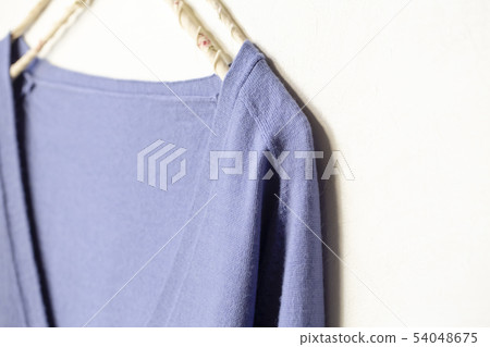 白色肩膀和衣領在毛線衣和白色背景 白色肩膀和衣領在毛線衣和白色背景 54048675