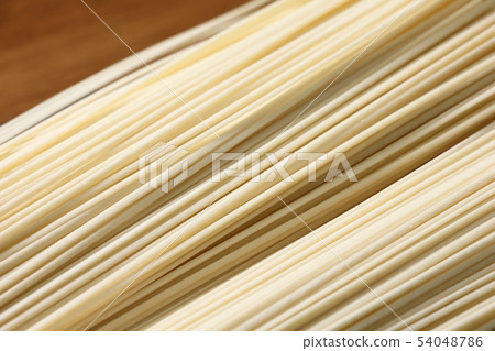 手煮hyamugi(乾麵條)。 手煮hyamugi(乾麵條)。 54048786