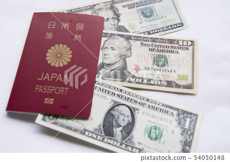[Overseas travel image] Passport and banknote foreign currency exchange 54050148