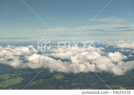 阿蘇山在雲層下蔓延,從飛機鳥瞰 阿蘇山在雲層下蔓延,從飛機鳥瞰 54050236