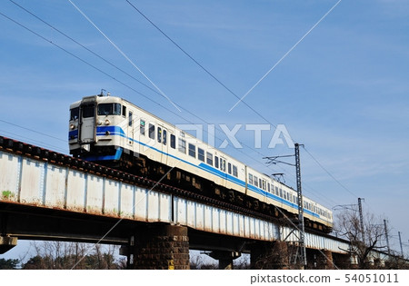 Regular trains running between Hokuriku Main Line, Higashizurikawa and Uozu Stations (Series 413) 54051011