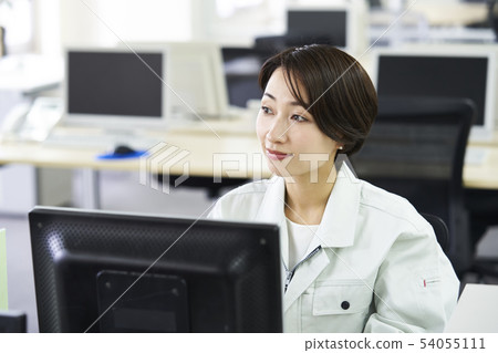 穿工作服的女商人 穿工作服的女商人 54055111