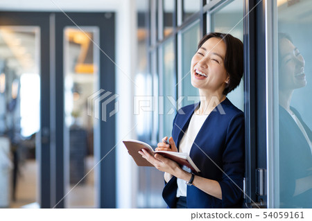 女商人辦公室企業圖像 54059161