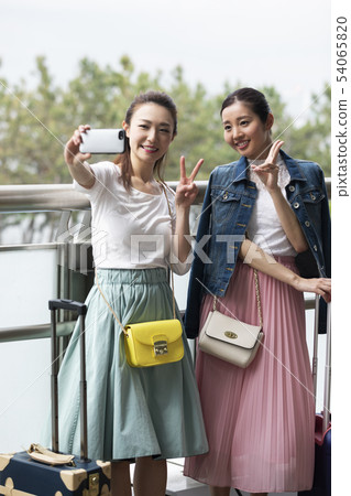 Two women who take a picture Two women who take a picture 54065820