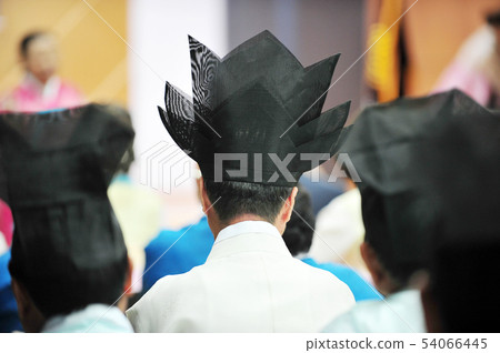 一個男人穿著神的背面 54066445