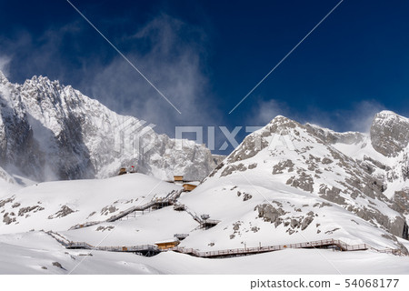 中國麗江玉龍雪山 中国観光スポット China Jade Dragon Snow Mountain 54068177