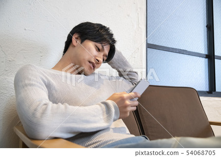 拿著他的有智能手機的一個人的頭 拿著他的有智能手機的一個人的頭 54068705