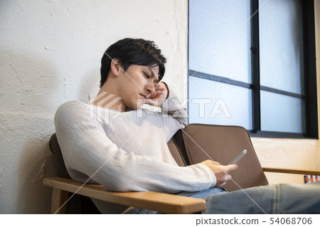 拿著他的有智能手機的一個人的頭 拿著他的有智能手機的一個人的頭 54068706