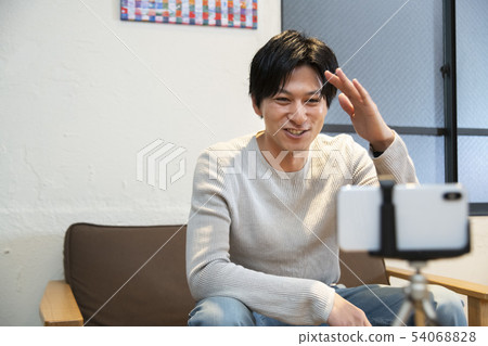 男子用智能手機拍攝視頻 男子用智能手機拍攝視頻 54068828