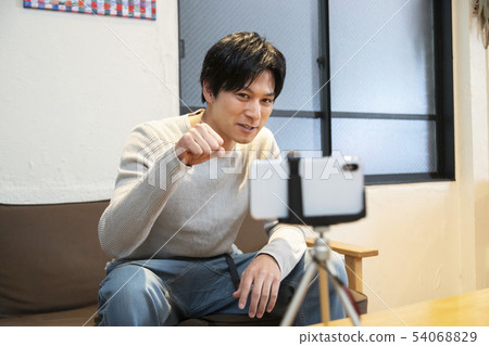 男子用智能手機拍攝視頻 男子用智能手機拍攝視頻 54068829