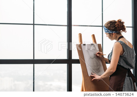 art class young lady drawing sketch vase studio art class young lady drawing sketch vase studio 54073624