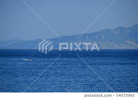 Taking a picture of the scenery of Ryuji, Tsugaru Peninsula, Aomori Prefecture, from Shirakami, Hokkaido Matsumae-cho, which is sunny. 54073993