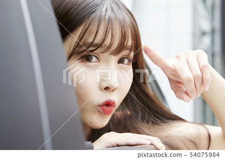 汽車,駕駛,旅行,度假,度假,年輕女子 汽車,駕駛,旅行,度假,度假,年輕女子 54075984