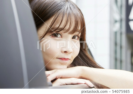 汽車,駕駛,旅行,度假,度假,年輕女子 汽車,駕駛,旅行,度假,度假,年輕女子 54075985