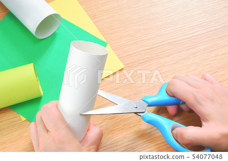 Cut the core of the toilet paper 02 54077048