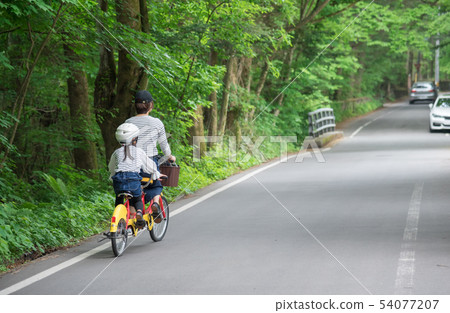 父母在輕井澤騎自行車 54077207