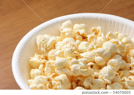 Popcorn served in a paper plate. 54078005