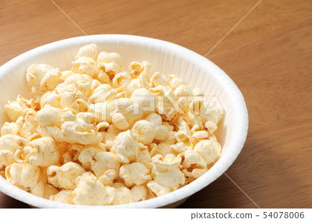 Popcorn served in a paper plate. 54078006