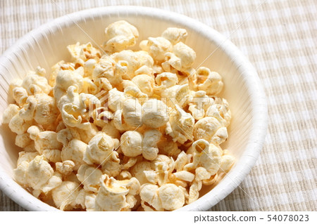 爆米花在紙盤中供應。 54078023