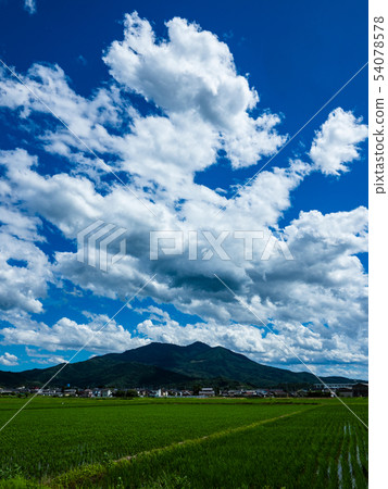 Mt. Tsukuba和雲彩從Makabe邊,藍天在初夏 Mt. Tsukuba和雲彩從Makabe邊,藍天在初夏 54078578