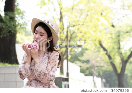 粉紅色的ocarina吹的婦女 54079296