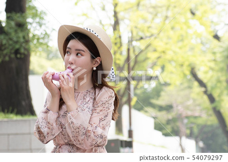 粉紅色的ocarina吹的婦女 54079297