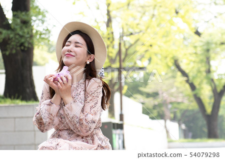 桃紅色ocarina微笑的婦女用兩隻手 54079298