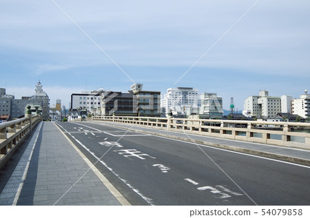 Matsue Ohashi和Ohashi河沿岸的城市景觀...島根縣松江市天氣:晴朗 Matsue Ohashi和Ohashi河沿岸的城市景觀...島根縣松江市天氣:晴朗 54079858