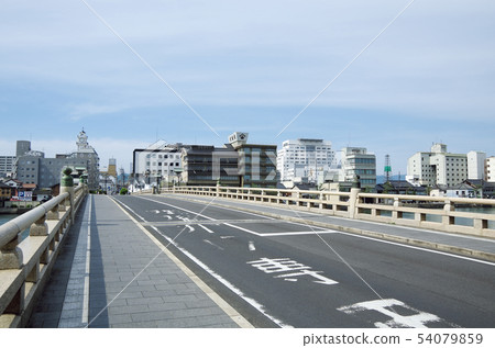 Matsue Ohashi和Ohashi河沿岸的城市景觀...島根縣松江市天氣:晴朗 Matsue Ohashi和Ohashi河沿岸的城市景觀...島根縣松江市天氣:晴朗 54079859