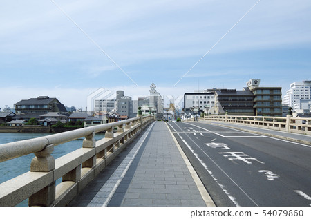 Matsue Ohashi和Ohashi河沿岸的城市景觀...島根縣松江市天氣:晴朗 Matsue Ohashi和Ohashi河沿岸的城市景觀...島根縣松江市天氣:晴朗 54079860