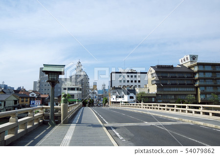 Matsue Ohashi和Ohashi河沿岸的城市景觀...島根縣松江市天氣:晴朗 Matsue Ohashi和Ohashi河沿岸的城市景觀...島根縣松江市天氣:晴朗 54079862