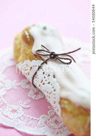 Handmade eclair pink background Handmade eclair pink background 54080644