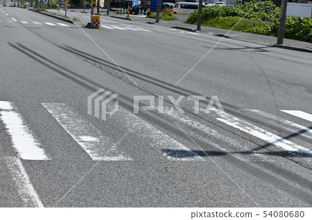 交通事故圖像（剎車標記） 54080680