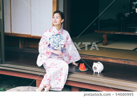 穿著浴衣的女人在陽台上冷卻 54080995