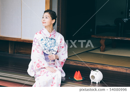 穿著浴衣的女人在陽台上冷卻 54080996