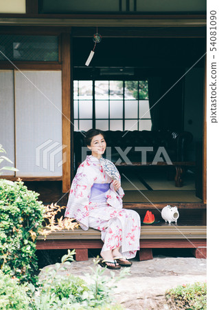 穿著浴衣的女人在陽台上冷卻 穿著浴衣的女人在陽台上冷卻 54081090