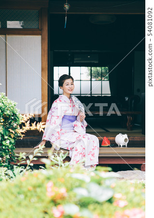 穿著浴衣的女人在陽台上冷卻 54081092