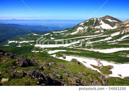 從Mt. Hakumo-dake山頂看的Taisetsuzan的雪山在夏天 54081200