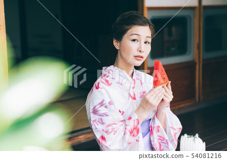 Yukata的婦女吃在銀硃的西瓜 Yukata的婦女吃在銀硃的西瓜 54081216