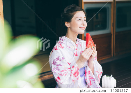 Yukata的婦女吃在銀硃的西瓜 Yukata的婦女吃在銀硃的西瓜 54081217