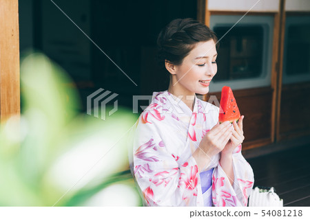 Yukata的婦女吃在銀硃的西瓜 Yukata的婦女吃在銀硃的西瓜 54081218