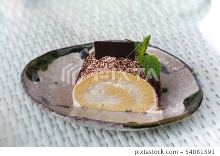 Cake roll on disk ready to eat in the afternoon. 54081391